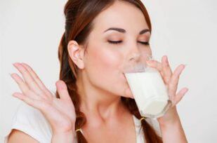 Avec la gastrite, il est utile de boire un verre de lait le matin et le soir. 